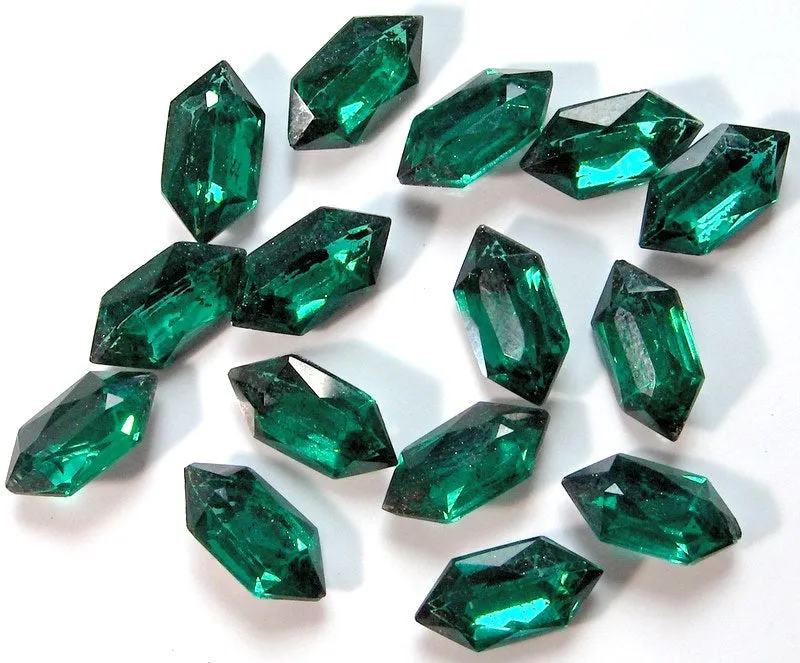 12x6mm (4732) Emerald Baguettes (Both ends are pointed)