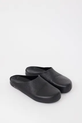Black Leather Fussbett Clog